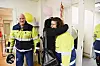 VERDSATT: Merete Smedstad Blom fyller 60 år og får en klem av en kollega. Mannen Torstein Blom er innom labben for anledningen.