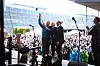SELFIE: Du kan ikke være ny toppsjef i Telenor uten å ta selfie fra en scene. F.v. avtroppende direktør Jon Fredrik Baksaas, påtroppende Sigve Brekke og styreleder Svein Aaser.