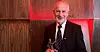 Helge Haukeland fikk utdelt Pioneren under landsmøtefesten til Norsk Arbeidsmandsforbund.