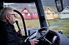 – We have crime, but not much, sier bussjåføren, før han forklarer at det bare er 40 kilometer med vei å rømme på. I bakgrunnen skimtes de tradisjonelle spisshusene i Longyearbyen.