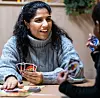 Miljøterapeut Sarika Dait i det nye miljøteamet på Mortensrud skole pleier å spille kort med elevene. Tanken er å lære dem å vinne og tåle å tape.