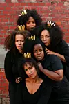 REISTE RUNDT: En viktig del av livet til Kvam er Queendom, her i 2005. på bildet ses Haddy Njie (øverst) Monica Ifejilika (tv), Isabell Seerling (t.h), Hannah Wozene Kvam, Asta Busingye (nederst).