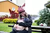 Ammestopp: Nora Landrø Smestad har nettopp hentet sin 16 måneder gamle datter i barnehagen. På vei hjem legger de inn et ammestopp i Tusenårsparken i Fannrem.