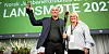 TÅRER I ØYEKROKEN: Den var en tydelig rørt Kjell Næss som fikk overrakt «Pioneren» av forbundsleder i NJF, Jane B. Sæthre.