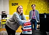 VARIERT: BØKs hovedprodukt er nettopp bøker, i alle slags fasonger og utforminger. Her er klubbleder Tora Aasen og daglig leder Ole Abildsnes med et utvalg.