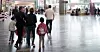 VELKOMST: På Gardermoen blir nyankomne flyktninger møtt av Norsk Folkehjelp
