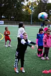 INNKAST: Saga (5) i utfoldelse på Furuset Idrettspark sammen med andre 4.- og 5-åringer. Pappa Dani Samuelsen var tidligere back på Furuset ishockey.