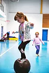 MEDISINBALL: Melina (5) utøver balansekunst inne på håndballbanen i Furuset Forum.