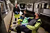 TRIO: Veteranene Morten Hansen, Berit Laspara Hansen og Karl Magne Jensen jobber i et fast lag. Mens de venter på et nytt vognsett benytter Berit gjerne tida til å strikke.
