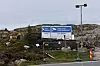 UTBYGGING: Porten inn til utbyggingsormådet på Frøya. Da vi var der var veien inn til området stengt.