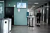 Hvis en bruker oppleves truende, settes det inn sikkerhetstiltak. Det vil si at de alltid skal være to i samtalen og de kan gi beskjed til vekteren om at han må følge litt ekstra med. Her er vekteren og mottaket hos Nav Fredrikstad.