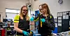 Industrimekanikerlærlingene Tilde Eira Nevland (t.v.) og Frøya Næsse Solgård håper flere velger som dem, så vi får en større andel jenter og kvinner i industrien.