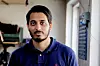 Fengselsbetjent Farukh Qureshi mener mener det er lite familievennlig å gå 12-timers lange vakter