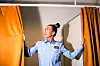 NY STIL: Ine Svendsen (23) fant sitt nye hverdagstøy på prøverommet. Skjorta er del av uniformspakken til en verdi av 12 000 kroner per hode.