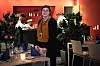 LÆRER: Jalava Veera er lærer i servitørfaget. Her med tredjeårselever som er i sving i skolens egen restaurant. Her er det lurt å bestille bord på forhånd, og det kan alle gjøre.