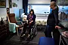 AVANSERT DOKKE: Simulator-lærer Monica Lindström sammen med den spesialbygde dokka Hjørdis. Hit kommer to elever av gangen, mens helsefagelever kan se pleie­situasjonen på skjermer i klasserommet sammen med sin faglærer.