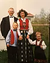 FAMILIEN: Kari Veiteberg sammen med ektemannen Rolv Nøtvik Jakobsen da barna Anders og Johanne var små.