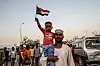 I Sudan har den faglige sammenslutningen Sudan Professionals Association (SPA) spilt en sentral rolle i det pågående folkelige opprøret. Sudan er ikke et engangstilfelle. Fagbevegelsen i mange land har bidratt til å bekjempe kolonialisme og autoritære regimer, skriver artikkelforfatteren. Bildet er fra en demonstrasjon tillyst av SPA i Karthoum 22. april i år. Foto: Mahmoud Hjaj / Anadolu Agency / Abaca / NTB scanpix