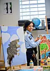 Veileder: De har et valg. Det ikke å velge er også et valg. Fatma Issa Holm underviser i Oslo fengsel, hvor de innsatte får uttrykke seg i bilder.