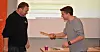 OVERLEVERING: Morten Brede Johnsen (t.v.) har nettopp overlatt lederklubba til Joakim Tveit og markerer at 12 år som leder av Elektroarbeiderens Fagforening Østfold er over.