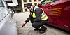 HER: Her satt 17-åringen med sprengladning i en pose, peker parkeringsvakten Fuat Bas. Bas hadde parkert bilen sin der den røde bilen står, da han oppdaget gutten. Bilene på bildet har ikke noe med saken å gjøre.