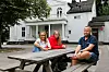 SAMARBEID: Fagforeningene, her representert ved Charlotte Skare Borsheim (t.v.) og Geir Thomas i Fagforbundet, har samarbeidet med Aps kommunestyrerepresentant om å få på plass ekstra bemanning i flere barnehager i Tønsberg. Blant annet i Knapløkka der Borsheim jobber.