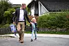 OPPVEKST: Gode oppvekstvilkår er en hjertesak for Kenneth Mørk. Her sammen med datteren Lykke Sofie på vei hjem fra barnehagen.