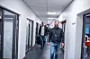Einar Håndlykken loser turfølget gjennom kontorlokalene.