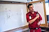 LETT TILGJENGELIG: Rutiner er viktig for sikkerheten. Radioen skal alltid sitte i brystlomma, forklarer Christiansen.