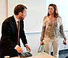 ETTERLYSER: NHO-topp Kristin Skogen Lund etterlyser mer oppfølging fra kommunene og økte lærlingtilskudd. Her hilser hun på Torbjørn Røe Isaksen.