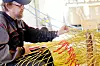 HÅNDARBEID: Arbeidet som karene på trålloftet er i gang med, kan sammenlignes med å sy gardiner. Trålnettet kjøper de inn fra produsenten. Deretter må nettet klippes opp i de riktige dimensjonene og delene sys sammen – slik at resultatet blir akkurat slik kunden vil ha det.