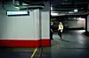 GÅR UNDER JORDEN: Hovedtillitsvalgt Thore Saugerud viser sosionom Maren Gran Engelstad veien ut gjennom garasjeanlegget til en utgang utenfor klientenes rekkevidde.