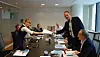 Fellesforbundets forhandlingsleder, Kine Asper. overrekker forbundets tariffkrav til forhandlingsleder for Norges Bilbransjeforbund, Stig Morten Nilsen.