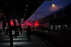 Kl. 06:08: Natta nærmer seg slutten og de første dagarbeiderne ankommer togstasjonen i Drammen for å ta toget til jobben.