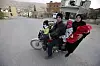 Det har i mange år vært syriske migrantarbeidere i Libanon. Flere og flere tar nå med seg familien. Å være migrantarbeider gir andre fordeler enn å være registrert som flyktning. Her ser vi en syrisk mann med kone og barn posere nær en flyktningleir i Arsal i Bekaa-dalen i Libanon i mars i år. (Illustrasjon)