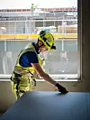 EN MANN PER PLATE: Tore Aavik håndterer gipsplatene på egen hånd. Med to mann per plate, blir det ikke effektivt. Derfor bruker han 90 cm brede plater som er mulig å håndtere for en person.