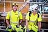 BASER: Odd Arne Kvernberg Bøgeberg (tømmer) og Terje Nygård (murer). På tømmer sikter de mot en timelønn på 400 kroner på denne jobben.