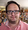 BOKELSKER: Antikvariatet Bjørndahls bokmølle er en hobby for lærer Gjermund Orrego Bjørndahl.
