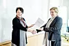 KRAV:  -Vi får holde godt fast. Vi er tross alt avhengige av hverandre, sa Fellesforbundets Hege Espe (til venstre) til BNLs Siri Bergh, da de bidro til at pressefotografene fikk sitt under overleveringen av krav og motkrav mandag.