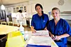 SLITNE: – Pasientene merket at vi var slitne. De syns det var bedre før langvaktene begynte, forteller Annette Haugen og Hildegunn Thorvaldsen ved Gressvik sykehjem.