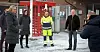 FØR HAN TAPTE KAMPEN: Klubbleder Rolf Arnesen (i gult) blir fotografert av lokalavisa utenfor porten ved Hydros valseverk i Horten. Rundt han står lokalpolitikere som også jobbet for at fabrikken ikke skulle bli solgt til utenlandske interessenter.