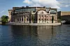 Alle partiene i den svenske Riksdagen er nå enige om at dagens sykelønnsordning må endres. Det kan bety slutten for ordningen med en karensdag før man får sykepenger.