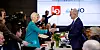 2023: Slik startet mellomoppgjøret for to år siden. LO-leder Peggy Hessen Følsvik og NHO-sjef Ole Erik Almlid hilser. Oppgjøret ble ikke løst før LO hadde streiket i fire dager.