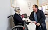 Tung turnus: Hjelpepleier og verneombud Magne Thomassen mener det er en merkbar merbelastning å jobbe noen helger mer i året. Likevel er det riktig å gjøre det, mener han. Han trives veldig godt i jobben på Rypefjord sykehjem i Hammerfest.