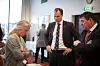 DÅRLIG NYHET: NTL-tillitsvalgt Ann Berit Sagedal diskuterer beslutningen om å frata Forsvarsbygg renholdet i Forsvaret med statssekretær Øystein Bø (t.h.) og avdelingsdirektør Frode Halungset fra Forsvarsdepartementet.