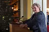 Juletreet var på plass og journalistene satt som tente lys da statsminister Erna Solberg holdt sin oppsummerende pressekonferanse før jul. Men under treet var det tomt.