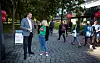 Roser: LO leder Hans Christian Gabrielsen synes det er flott at NTLs ansvarlige Lone Lunemann Jørgensen har organisert denne standen sammen med blant annet nestleder i NTL Ung Eirik Owren Holt