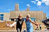VELKOMMEN: Leder i LOs arbeidsgruppe, Janne Hegna og daglig leder for Notodden Blueesfestival, Jostein Forsberg ønsker velkommen til bluesfestival med Notoddens nye og flotte storstue, Bok og Blueshuset, i bakgrunnen.
