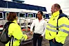 Inspektører fra Norsk Sjømannsforbund Jeanette Gutierrez-Lorentzen og Jahn Cato Bakken i samtale med kapteinen på båten «Billefjord» som forbundet vil varsle boikott av.