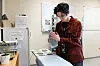 Lina Hervé rekker å stryke antrekket før butikken åpner.